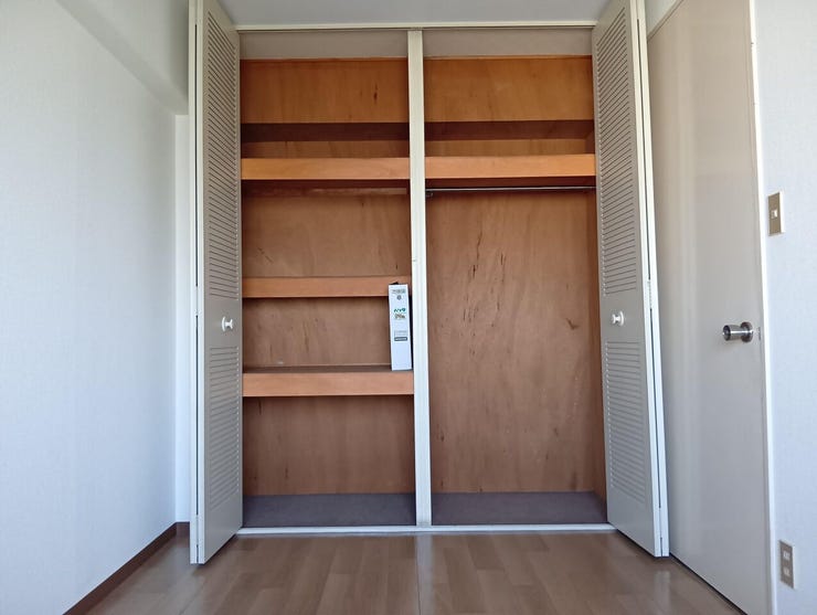 居住空間の整理整頓に役立つ、ハンガーパイプと上段棚を備えたクローゼットです。衣類はもちろん、小物やカバンなども用途に合わせて効率よく収納でき、お部屋をすっきりと保つことができる機能的な設備です。