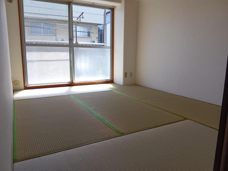 落ち着いた雰囲気を醸し出す畳敷きの和室空間です。ご家族のくつろぎの場としてはもちろん、家事スペースや客間など、多目的に活用できる柔軟性を備えた、日本の伝統的な美しさと実用性を兼ね備えた設計です。