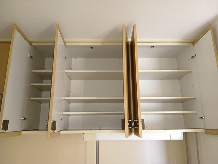 キッチンの上部に設けられた吊り戸棚です。普段使わない調理器具や食器類、ストック品などを目線の高さで効率よく整理整頓でき、キッチンスペースをすっきりと保つことができる機能的な収納設計です。