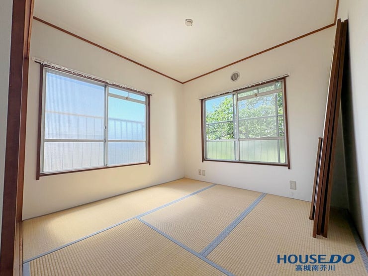 和室4.5帖
窓が2面あり太陽の日がたくさん差し込みます。