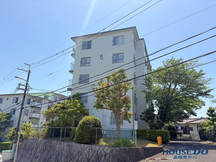 【外観】
ひな壇上にあるマンションですので日当たり通風良好です。