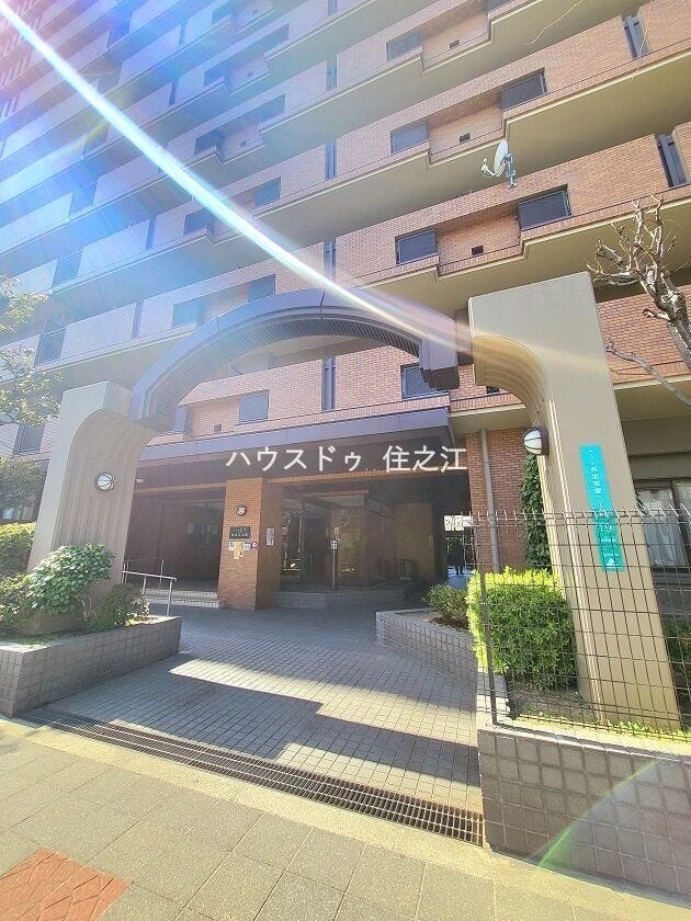 ★エントランスには庇(屋根)がございますので雨の日も安心♪