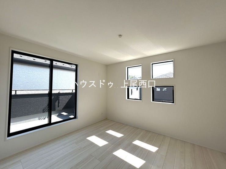 2階洋室(8.12帖)
主寝室に最適カウンター付洋室