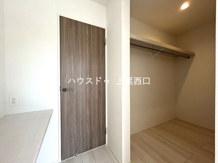 2階洋室(8.12帖)ウォークインクローゼット
大型日用品等の収納にも便利です