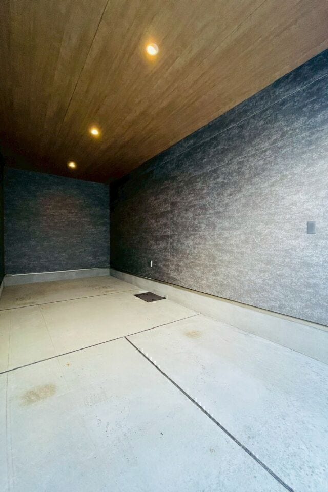 嬉しいシャッター付き車庫も完備☆
雨の日のお出かけも安心です!
シャッターも高さ2400mmほどありますのでハイルーフ車両も可能です。ガレージ内も高級仕様で壁や天井などもハイグレード仕様です。