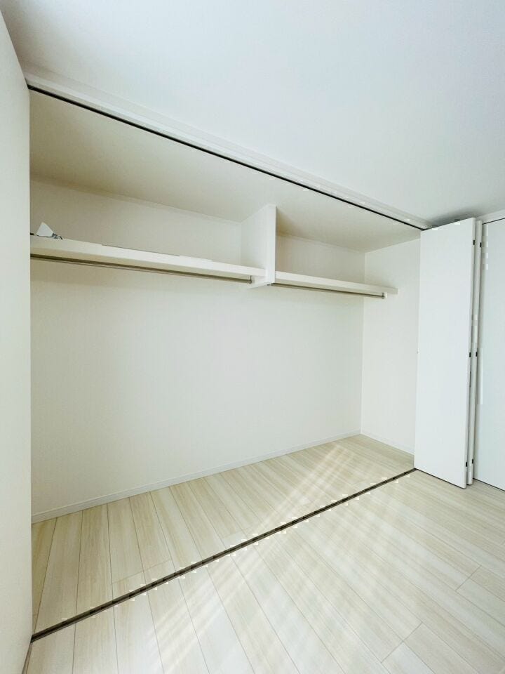 3階の主寝室にはとても大きなクローゼットもありお持物の多い方も安心です!