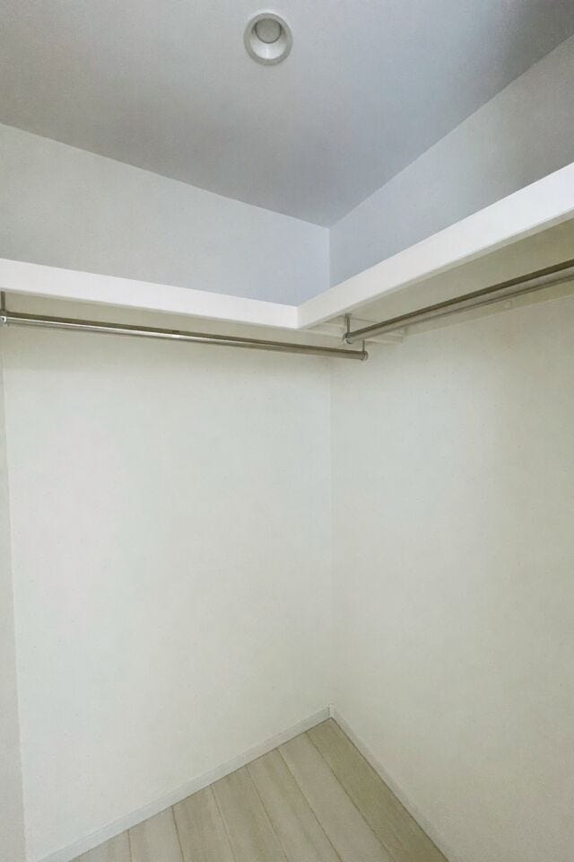 とても広い洋服スペースになっています。