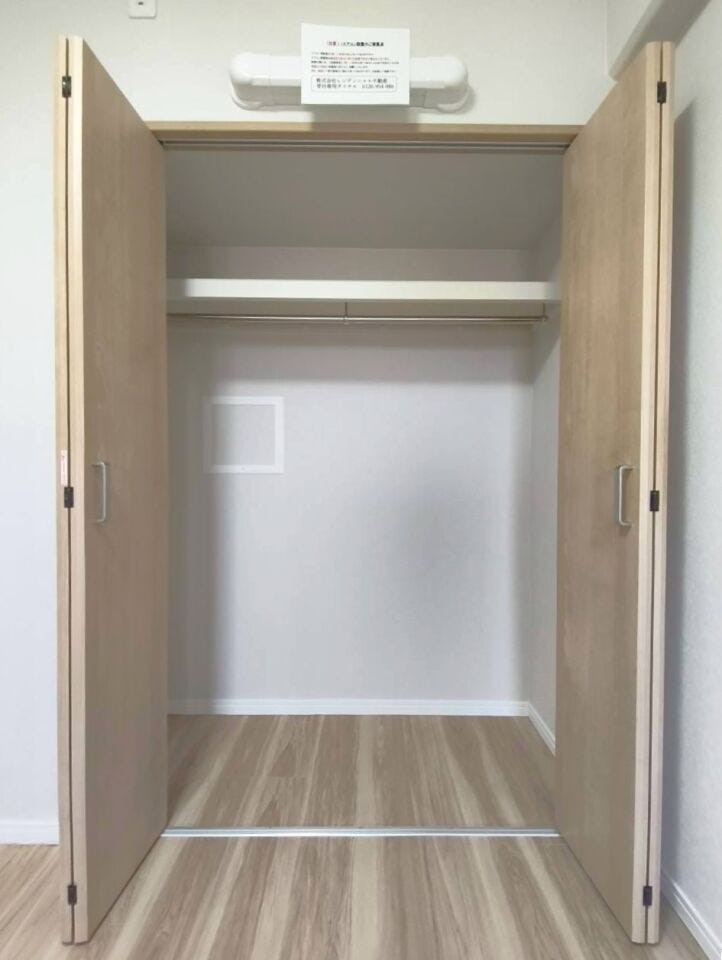 両開きのハンガータイプのクローゼットで、衣服はもちろん大きめの荷物を入れることもできます