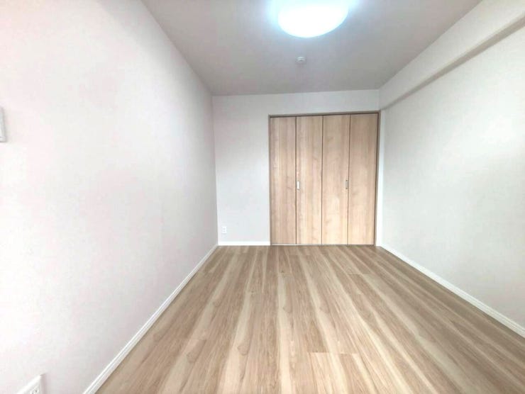 木目調のキレイなフローリングの部屋で、お掃除がしやすく清潔感あふれる空間です