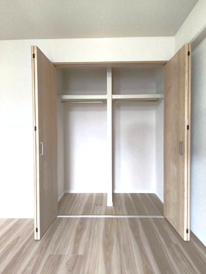 両開きのハンガータイプの収納スペースで、中央に仕切りがある為、使用用途に合わせて使い分けることができます