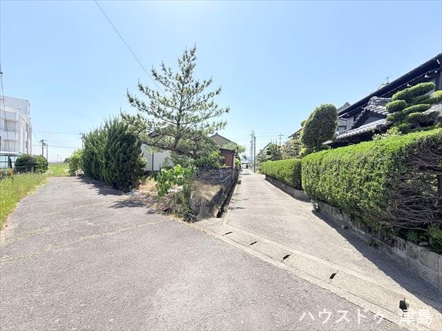 側公道幅約3.2m。セットバックが必要な道路で交通量が少なく安心。間口約32.6mと広く駐車3台のプランが可能。