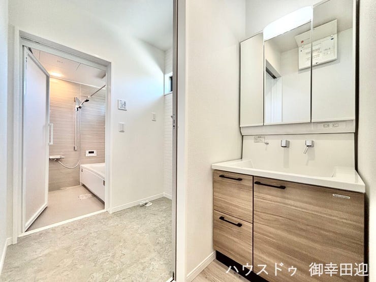 ■清々しいリフレッシュ空間■自分を磨き、気持ちを切り替える。心地よい光が差し込むプライベートスペース。