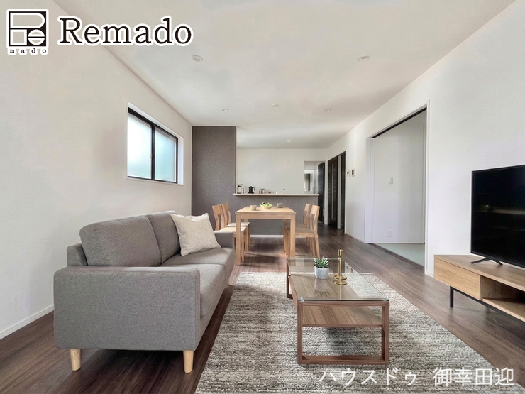 【リビング】
■家族の笑顔が集う中心地■お気に入りの家具を迎え、窓からは心地の良い光が差し込みます。※CGで家具を配置しています。