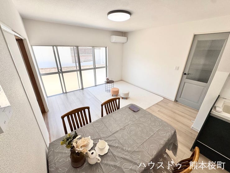 ■安らぎと笑顔の中心地■陽光が優しく降り注ぎ、会話が自然と弾む。ここでは、毎日が特別な時間へと変わります。