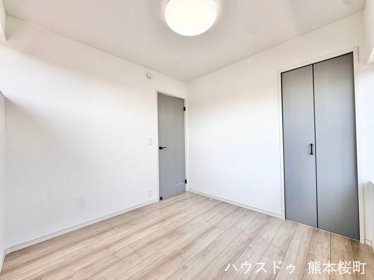 ■2階4.5帖洋室■寝室、書斎、趣味の部屋。家族の成長やライフスタイルに合わせ、様々な使い方ができる快適な空間です。