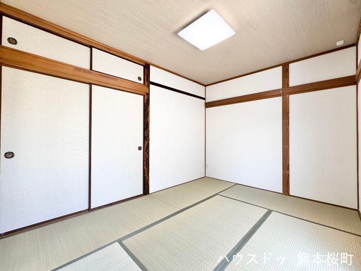 ■1階6帖和室■ゲストをもてなし、昼寝や家事にも使える、畳のぬくもりが心地よい多目的万能スペース。