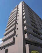 【外観】
重厚感のあるスタイリッシュなマンション外観。整ったエントランスが住まいの印象を高め、安心感のある暮らしを感じられる住まいです。