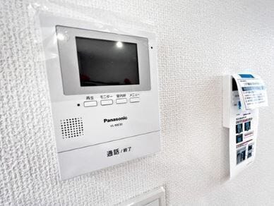06.モニター付きインターホン
シンプルで使いやすいインターホン。自動録画のほか、手動録画もできます。受話/音量調整、明るさ調整が可能。
※イメージ写真