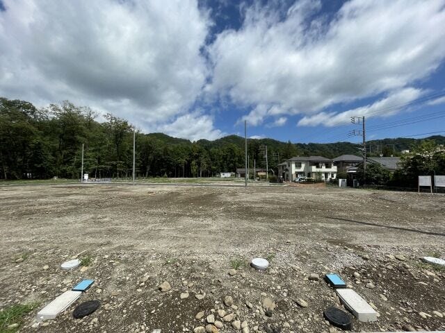 外観:間口が広いので駐車がしやすいお土地です。