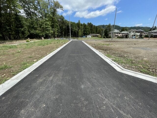 【南側 前面道路】幅員約5mの前面道路です。車がすれ違える道幅です。