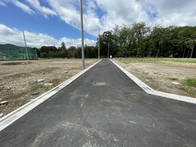 【敷地内前面道路】幅員約5mの前面道路です。