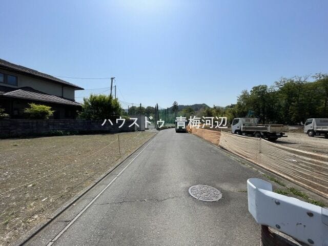 【南側 前面道路】幅員約5mの前面道路です。車がすれ違える道幅です。