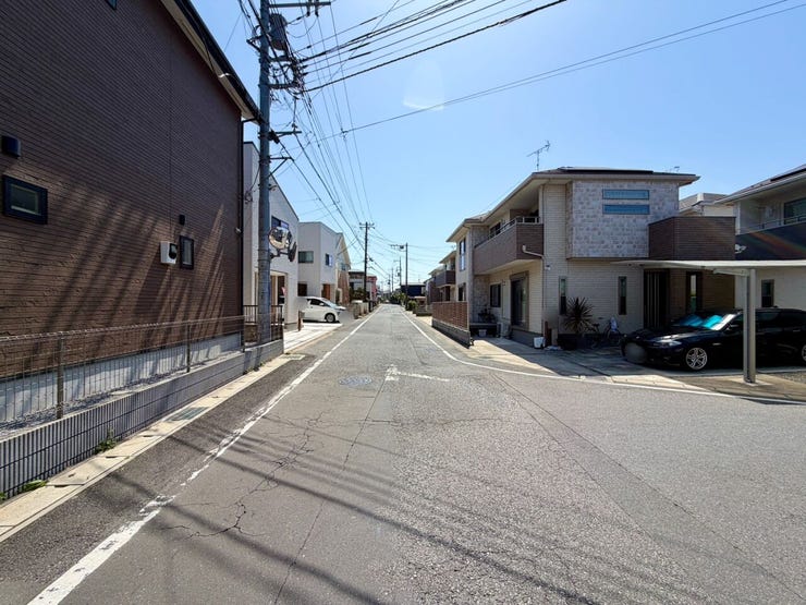 前面道路幅員約6m!車の出し入れも比較的楽です!
