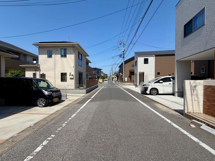 駅から離れている分、落ち着いた住環境です。
周辺はスーパー、コンビニ、ドラッグストア、郵便局等々そろっており、生活しやすい環境となっております!