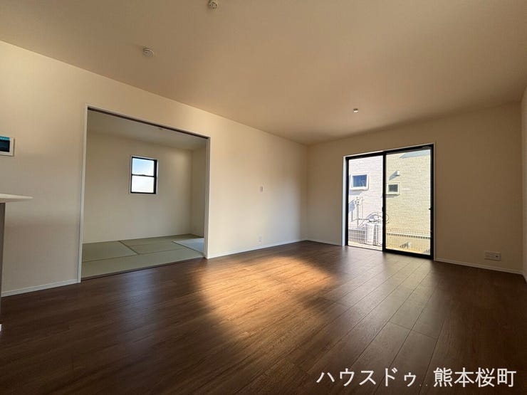 ■安らぎと笑顔の中心地■陽光が優しく降り注ぎ、会話が自然と弾む。ここでは、毎日が特別な時間へと変わります。