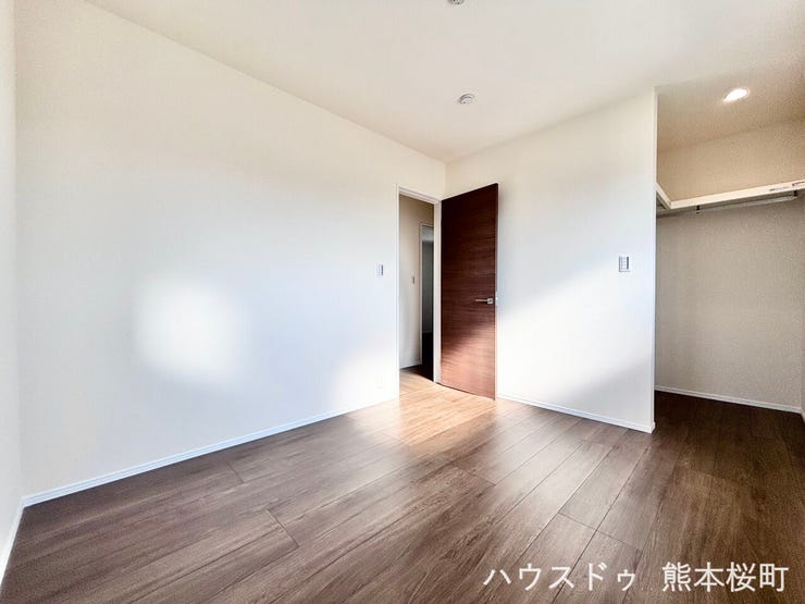 ■2階5.25帖洋室■寝室、書斎、趣味の部屋。家族の成長やライフスタイルに合わせ、様々な使い方ができる快適な空間です。