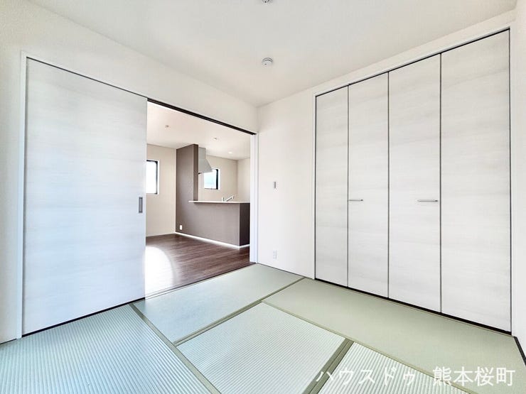 ■1階4.5帖和室■ゲストをもてなし、昼寝や家事にも使える、畳のぬくもりが心地よい多目的万能スペース。