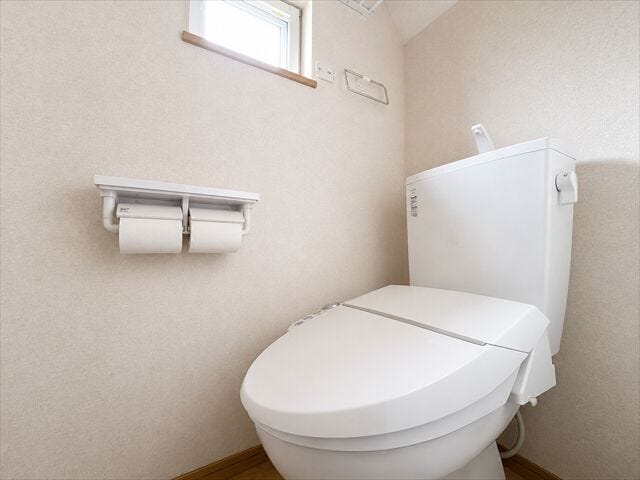 トイレ:ホワイトを基調とした清潔感のあるトイレです。ペーパーホルダーが2つあるのはうれしいですね。その上に小物を置くことができます。※実際の写真から家具等を消すCG加工をしています。