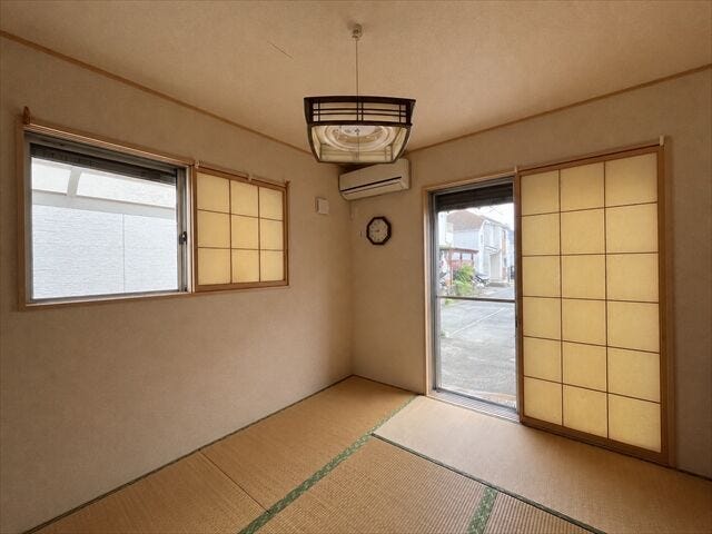 和室:押入があるので、奥行きがあり、お布団などをしまうことができます。収納グッズを使って空間を有効活用することができます。※実際の写真から家具等を消すCG加工をしています。