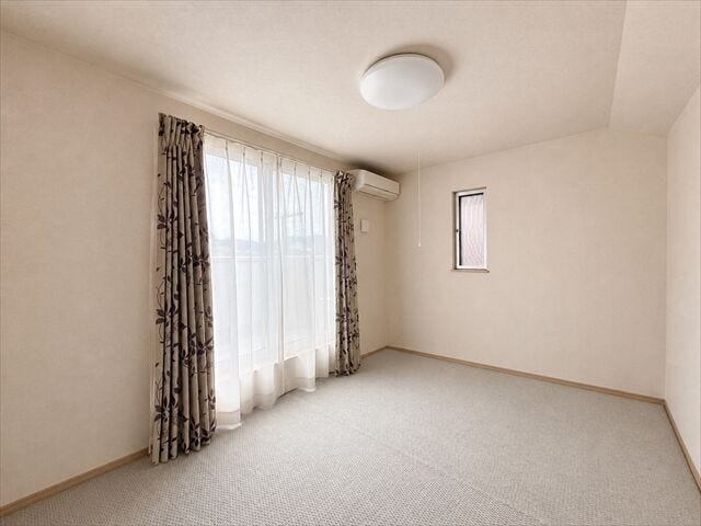 7帖洋室:大きな窓からたっぷりの日差しが入り、明るいお部屋になっています。※実際の写真から家具等を消すCG加工をしています。