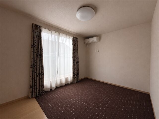 6帖洋室:南向きの大きめの窓からたっぷりと日差しが降り注ぎます。爽やかなお部屋で朝も気持ちよく起きることができそうです。※実際の写真から家具等を消すCG加工をしています。