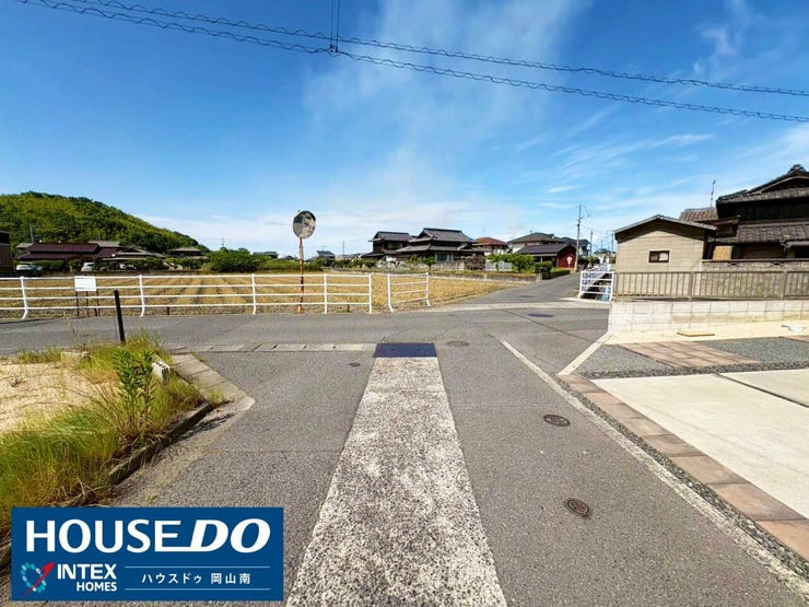 【開放感あふれる穏やかな住環境】
目の前を遮る高い建物がなく、心地よい風と陽光を感じられる開放的なロケーション!前面道路もしっかりと幅員があり、お車の離合や庫入れもスムーズに行えます◎