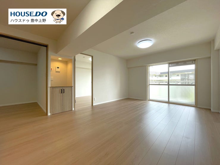 【外観】
【LDK】
木目のぬくもりに包まれる18帖の開放的な空間!シンプルなデザインだからこそ、自分らしい家具が映えます♪カウンター収納は鍵、スマホ、郵便物の定位置になりお部屋がスッキリ♪