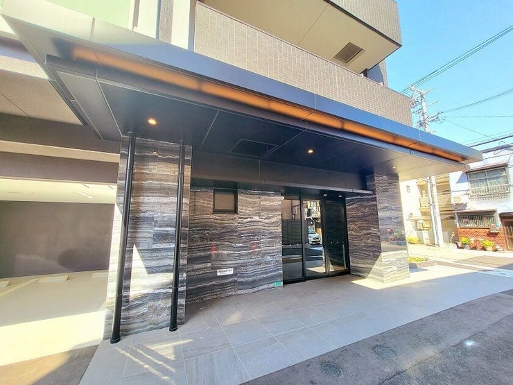 ★エントランスには庇(屋根)がございますので雨の日も安心♪