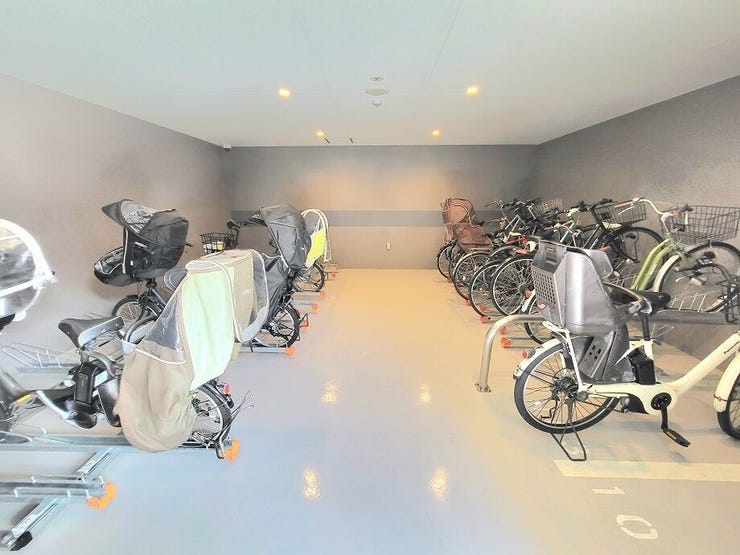 ★屋根付きの駐輪場ですので雨の日も安心。サドルが濡れる事も無いですね!