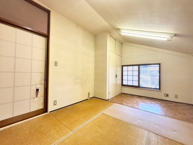 落ち着きのある6帖の和室。
畳のぬくもりを感じながら、ゆったりくつろげる空間です♪