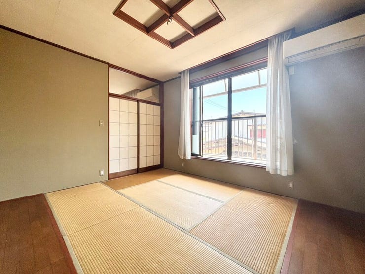 落ち着きのある5.6帖の和室。
畳のぬくもりを感じながら、ゆったりくつろげる空間です♪