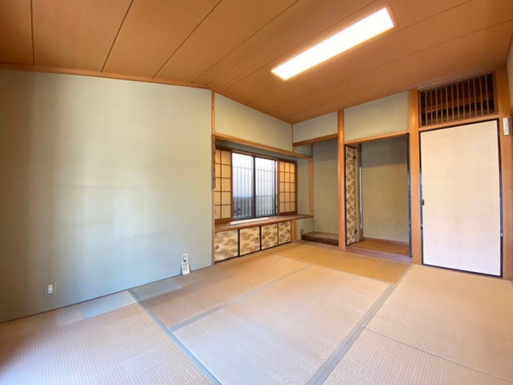 落ち着きのある6帖の和室。
畳のぬくもりを感じながら、ゆったりくつろげる空間です♪