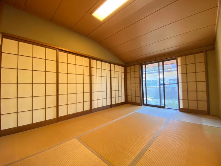 落ち着きのある6帖の和室。
畳のぬくもりを感じながら、ゆったりくつろげる空間です♪