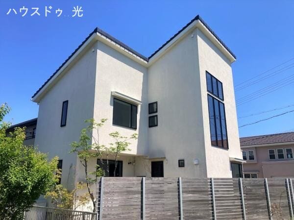 街並みに溶け込みながら、ほっと落ち着く外観です