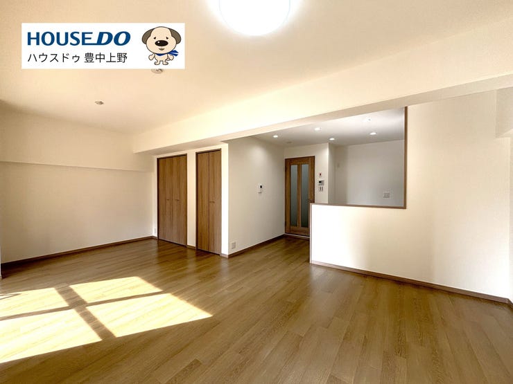 【外観】
【LDK】
リフォームが完成したばかりで清潔感あるキレイな室内!
約16.7帖のLDK。南西向きバルコニーに面しており明るい日差しが差し込みます♪