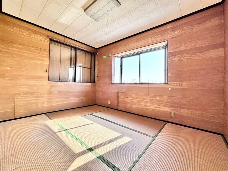 ■2階6帖和室②■木の温もりを感じる、陽当たりの良い和空間