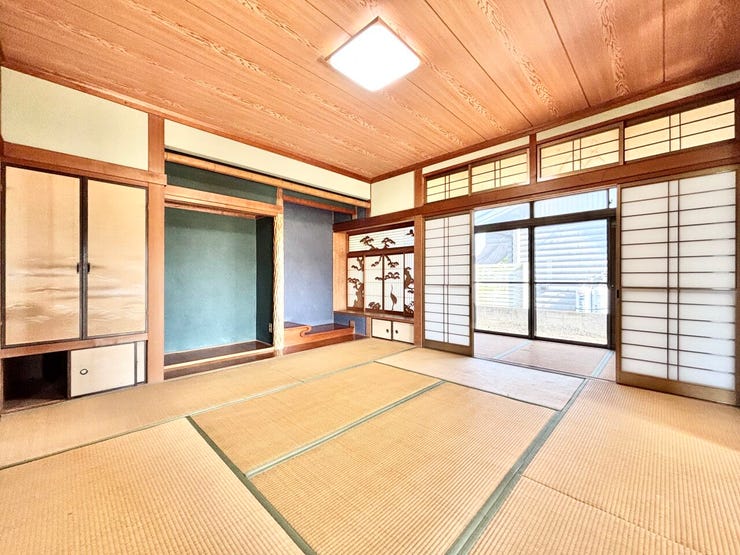 ■1階8帖和室■ゲストをもてなし、昼寝や家事にも使える、畳のぬくもりが心地よい多目的万能スペース。