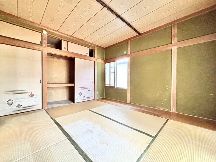 ■1階6帖和室①■居間と程よく離れているため静かに過ごせる、趣味や机仕事に集中できる隠れ家風の一室