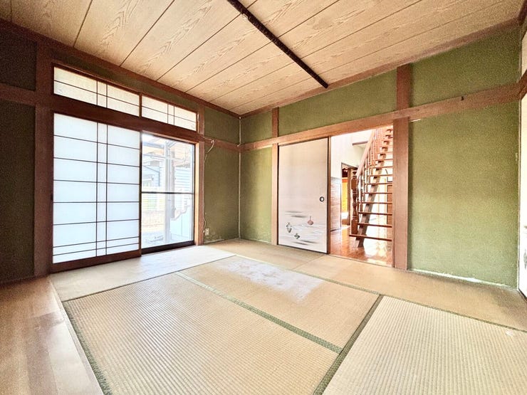 ■1階6帖和室①■居間と程よく離れているため静かに過ごせる、趣味や机仕事に集中できる隠れ家風の一室