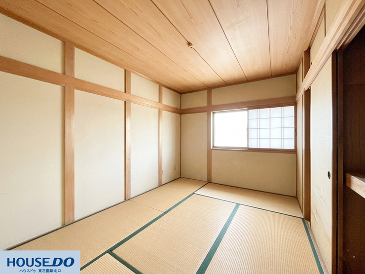 畳の清々しさと、天井の木目が美しい純和風の居室です!障子から柔らかな自然光が差し込み、お部屋全体を穏やかな空気で包みます☆寝室としてはもちろん、座卓を置いて応接スペースとしても重宝します♪